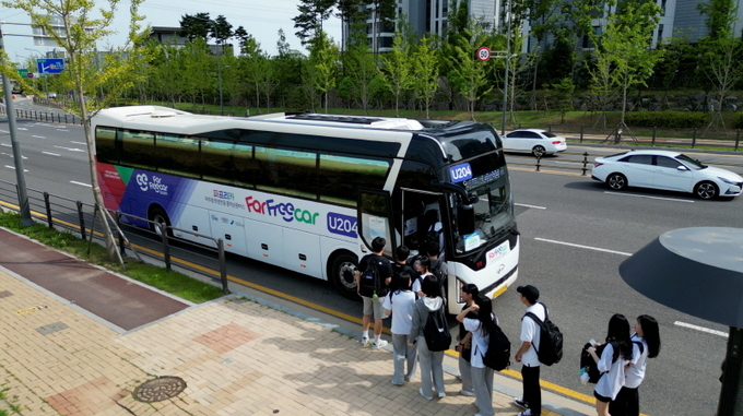 파주시가 전국 최초로 학생전용 통학버스에 친환경 수소버스를 투입하기로 한 가운데 통학시간에 맞춰 학생들이 순환버스에 탑승하고 있다.(사진=파주시 제공)