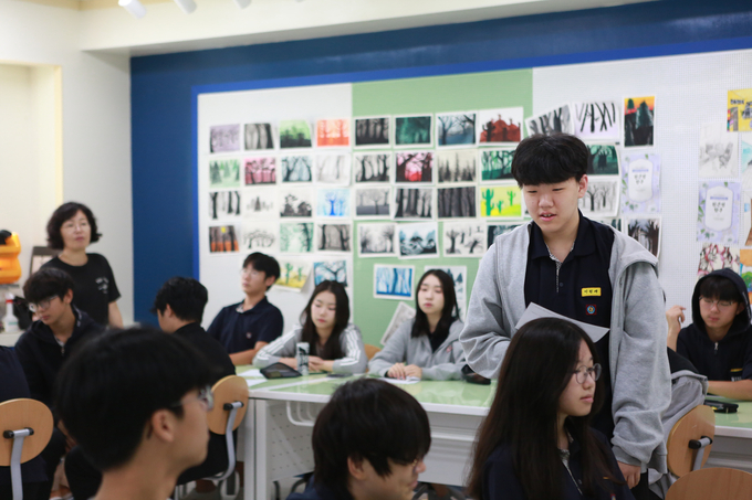 학교에서두런예술로두런에 참여중인 내정중학교 학생들. (사진=성남문화재단 제공)