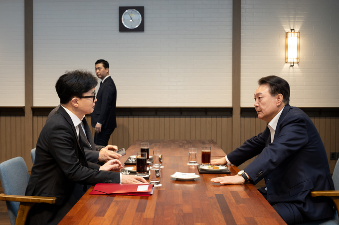 윤석열 대통령이 21일 서울 용산 대통령실 앞 파인그라스에서 한동훈 국민의힘 대표를 만나 대화하고 있다. (사진=연합뉴스) 