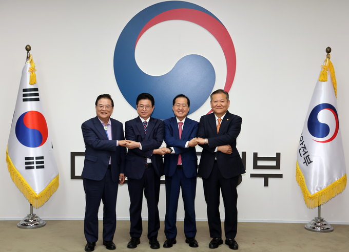 (왼쪽부터) 우동기 지방시대위원장, 이철우 경북도지사, 홍준표 대구시장, 이상민 행정안전부 장관이 21일 오후 서울 종로구 정부서울청사에서 열린 대구·경북 통합 관련 4자 회동에서 합의문에 서명 후 기념촬영을 하고 있다. (사진=연합뉴스)
