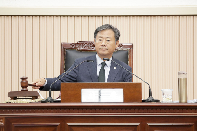 신동화 구리시의장이 22일 세종~포천 간 고속도로 한강 횡단 교량 명칭 재심의 촉구 건의문을 만장일치로 의결하고 있다. (사진=구리시의회 제공)
