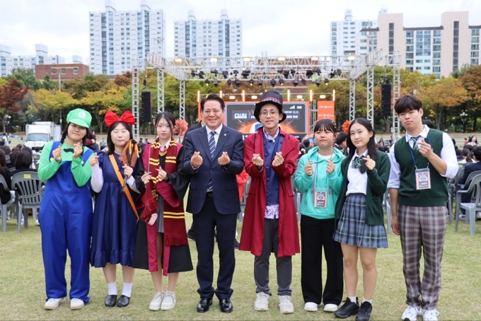 최대호(왼쪽 네 번째) 안양시장이 19일 평촌중앙공원에서 열린 학생동아리 축제에 참가해 학생동아리연합회 임원들과 기념촬영을 하고 있다. (사진=안양시 제공)
