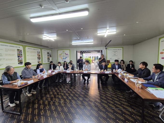 양평군은 21일 관내 치유농장에 권재한 농촌진흥청장이 방문해 현장을 둘러보며 장애인복지관, 치유농업연구회 관계자 등과 치유농업 활성화 방안에 대한 간담회를 가졌다. (사진=양평군 제공)