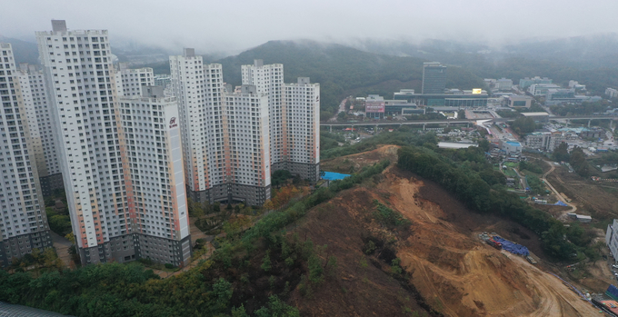 22일 용인시 처인구 삼가동에 위치한 삼가2지구 공공지원 민간임대주택인 힐스테이트 아파트. 역북2근린공원 지역에 도로 개설을 위한 터파기가 진행중이다.