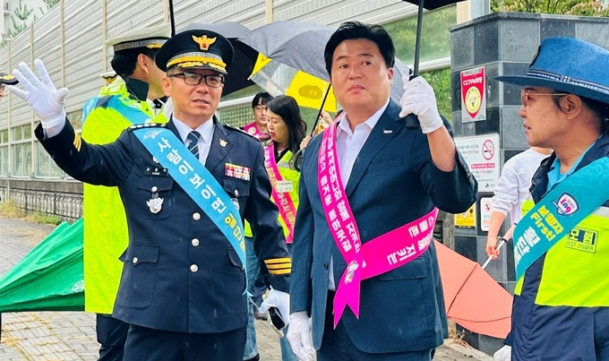 강은석 시흥경찰서장, 임병택 시흥시장, 녹색어머니회, 모범운전자회, 산현초등학교 관계자 등 80여명이 모여 산현초등학교 앞에서 어린이 교통안전 캠페인을 펼쳤다. (사진=시흥경찰서 제공)