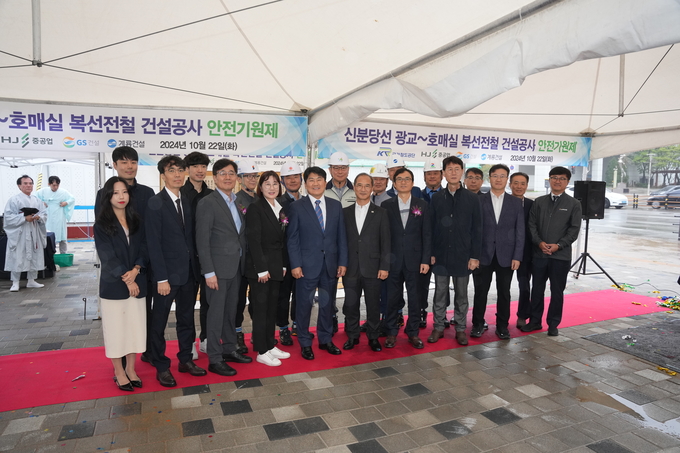 22일 권선구 금곡동 1114-2(교통광장)에서 수원시, 국가철도공단, 시공사 관계자, 지역주민들이 안전기원제를 열고 함께 하고 있다. (사진=수원시 제공)