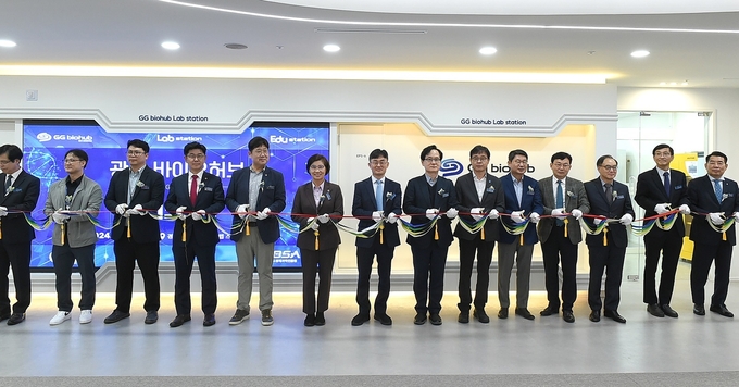 22일 경기바이오센터에서 진행된 광교 바이오허브 개소식에서 김현곤(가운데) 경기도 경제부지사 등 관계자들이 기념촬영을 하고 있다. (사진=경기도 제공)