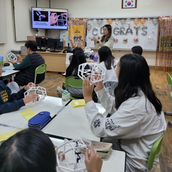22일 동수원초등학교에서 플라잉 옥타곤 만들기 진로체험활동이 진행되고 있다. (사진=동수원초등학교 제공)