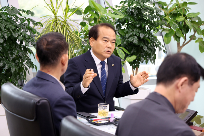 성남시의회 이덕수 의장은 22일 각 구 통장협의회 임원진과의 간담회를 열어 지역 현안과 주민 의견을 수렴하는 자리를 가졌다. (사진=성남시의회 제공)