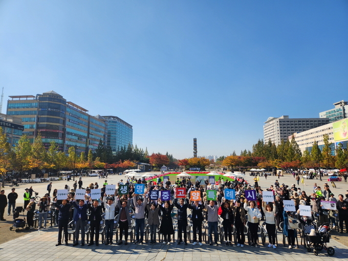 오는 26일 고양시 일산 문화광장에서 동물교감치유 문화재가 개최되는 가운데 사진은 지난해 행사에 참여했던 시민들이 기념촬영을 하고 있다. (사진=고양시 제공)
