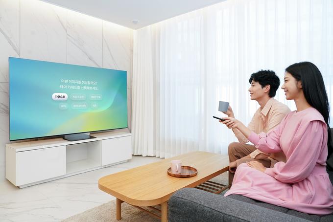 삼성전자 모델이 삼성전자 AI TV를 통해 인공지능 기반인 '생성형 배경화면(Generative Wallpaper)' 기능을 체험하는 모습. (사진=삼성전자 제공)