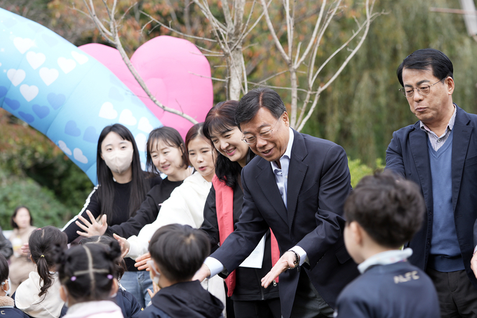 신상진 성남시장이 ‘튼튼 쑥쑥 어린이 건강 걷기대회’에 참석 어린이들과 호숫길을 걸으며 건강한 성장을 응원했다. (사진=성남시 제공)
