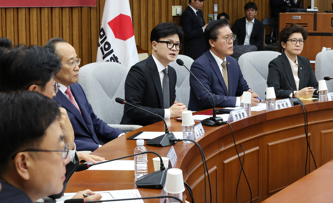 한동훈 국민의힘 대표(가운데)가 23일 오전 국회에서 열린 확대당직자회의에서 발언하고 있다. (사진=연합뉴스)