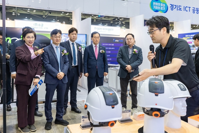 23일 고양시 일산 킨텍스 제2전시장에서 열린 ‘2024 디지털 퓨처쇼’에서 김현곤 경기도 경제부지사가 행사장을 돌아보고 있다. (사진=경기도 제공)