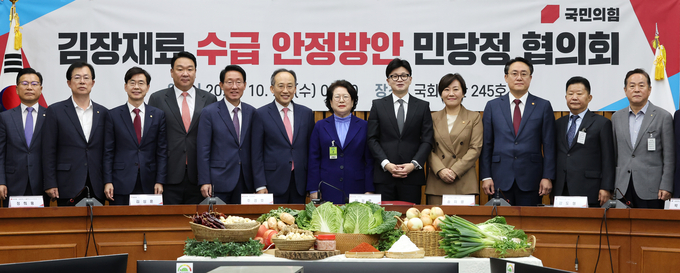 한동훈 국민의힘 대표(오른쪽 다섯번째)와 추경호 원내대표, 송미령 농식품부 장관(오른쪽 네번째) 등 참석자들이 23일 오전 국회에서 열린 김장재료 수급 안정 방안 민·당·정협의회에 앞서 기념 촬영을 하고 있다. (사진=연합뉴스)