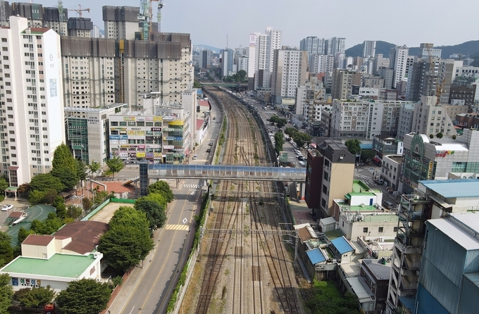 경부선 철도가 지나는 안양역 주변 모습. (사진=안양시 제공)