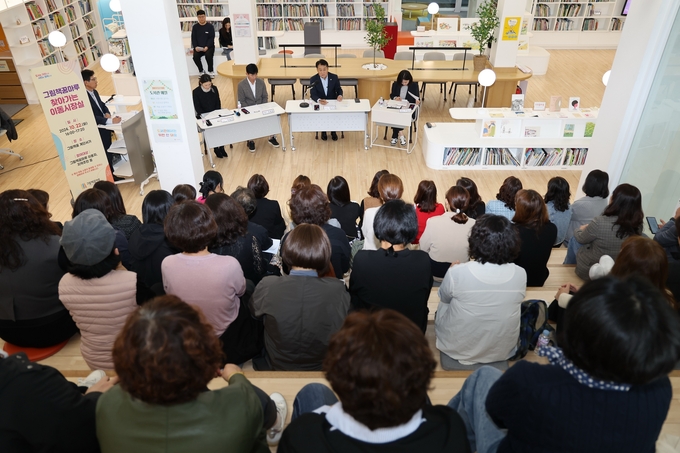 하은호 군포시장이 그림책꿈마루에서 3번째 ‘찾아가는 이동시장실’ 열고 소통의 시간을 가졌다. (사진=군포시 제공)
