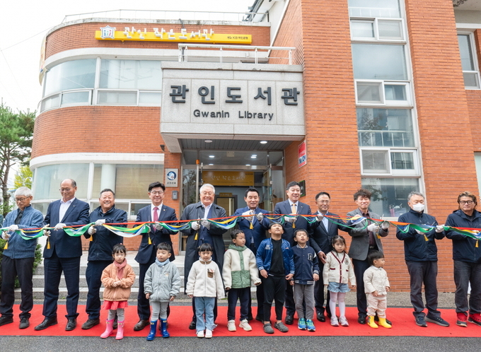 백영현 포천시장(왼쪽 6번째), 김수연 작은도서관만드는사람들 대표(왼쪽 5번째), 김정근 국민은행 북부4 지역본부장(왼쪽 7번째)이 기념 커팅식을 하고 있다. (사진=KB국민은행 제공)