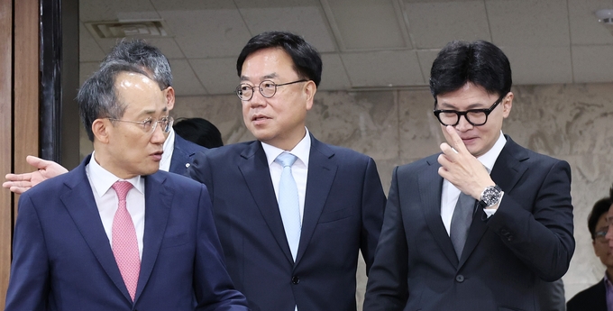 한동훈 국민의힘 대표(오른쪽)와 추경호 원내대표가 23일 오전 국회에서 열린 확대당직자회의에 참석하고 있다. (사진=연합뉴스)