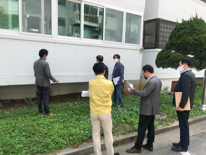 한국건설품질연구원 직원들이 구리시 교문동 한성1차 아파트에 대해 정밀 안전진단을 하고 있다. (사진=구리시 제공)