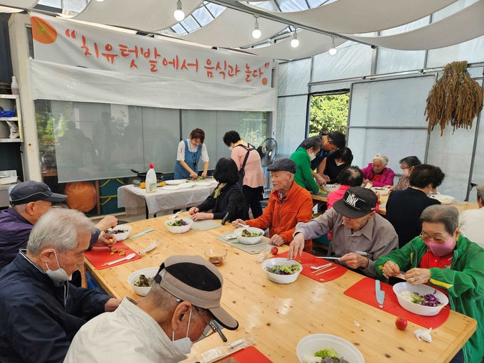 음식치유 프로그램 참여 모습. (사진=부천시 제공)