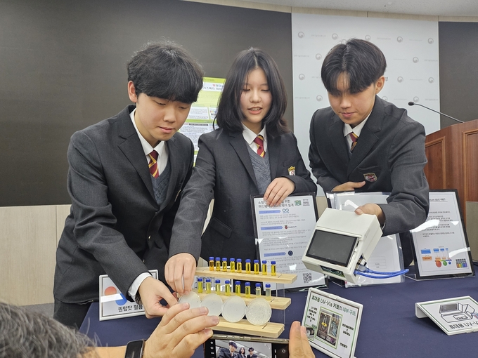 '제70회 전국과학전람회'에서 대통령상을 수상한 경기북과학고 한준상, 곽승재, 조하린 학생. (사진=경기도교육청 제공)