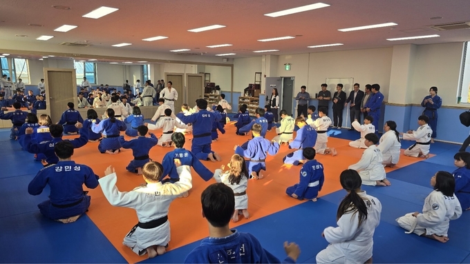 한국마사회 유도단이 당진시 지역을 찾아 지역 유소년 유도 선수들을 대상으로 재능 기부 활동을 펼치고 있다. (사진=한국마사회 제공)