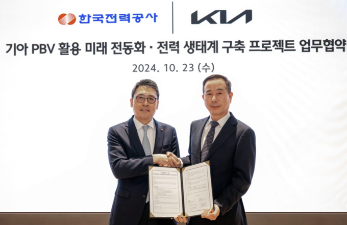(왼쪽부터)이준호 한국전력공사 안전&영업배전 부사장, 정원정 기아 국내사업본부장 부사장. (사진=현대자동차 제공)