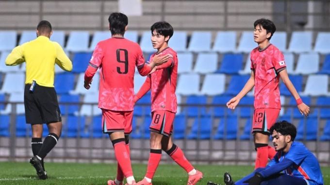 지난 23일 중국 다롄 청소년축구트레이닝센터에서 열린 대회 예선 C조 2차전 몰디브와의 경기에서 한국팀 선수들이 서로를 격려하고 있다. (사진=아시아축구연맹(AFC) 홈페이지)