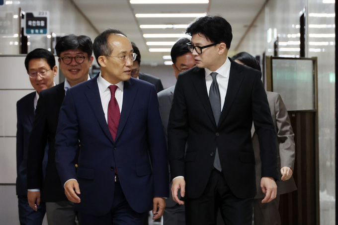 한동훈 국민의힘 대표와 추경호 원내대표를 비롯한 당 지도부가 21일 오전 국회에서 열린 최고위원회의에 참석하고 있다. (사진=연합뉴스)