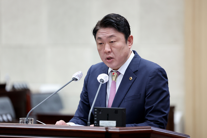 신충식(국힘·서구4) 인천시의원이 학교 급식 식재료 관리 문제를 지적하고 있다. ( 사진 = 인천시의회 제공 )