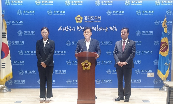 박재순(가운데) 국민의힘 경기도당 수석대변인이 24일 오후 경기도의회 브리핑룸에서 기자회견을 열고 더불어민주당 출신 전 오산시장 후보 A씨가 성범죄 혐의로 구속된 것과 관련해 더불어민주당의 사죄를 촉구하고 있다. (사진=나규항 기자)