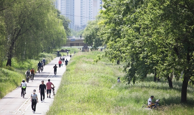 안양천 산책로에서 시민들이 여가활동을 하고 있다. (사진=안양시 제공)
