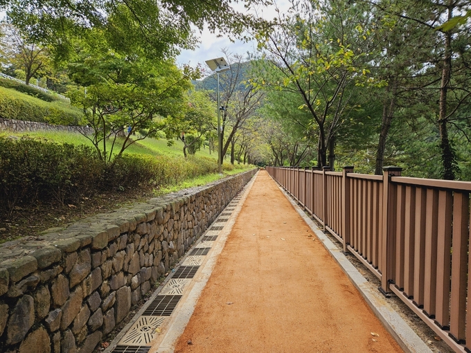 안양 병목안시민공원에 조성된 맨발 산책길 모습. (사진=안양시 제공)