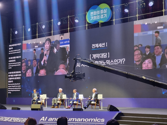 24일 고양킨텍스에서 열린 2024 경기글로벌대전환포럼에서 김동연 경기도지사가 ‘AI 시대, 왜 휴머노믹스’ 개막대담을 진행하고 있다. (사진=이유림 기자)