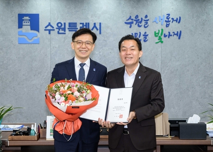 이재준 수원시장(오른쪽)과 현근택 제2부시장이 함께하고 있다. (사진=수원시 제공)