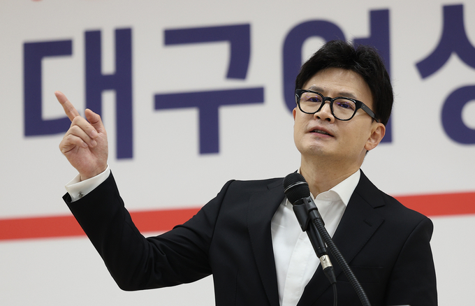 한동훈 국민의힘 대표가 25일 오후 대구 수성구 국민의힘 대구시당을 찾아 대구여성정치아카데미 회원들에게 인사말하고 있다. (사진=연합뉴스)