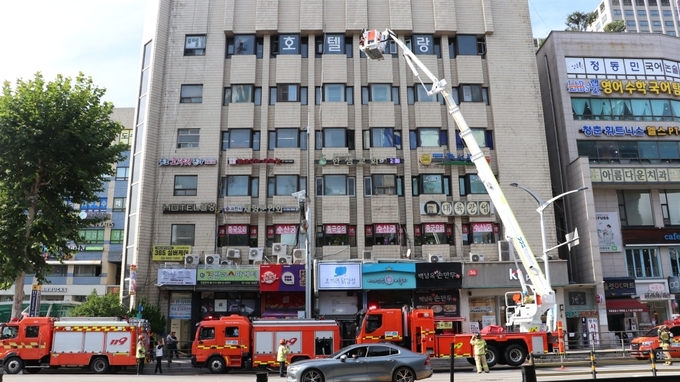 과천소방서는 최근 과천시 블랑모텔에서 숙박시설 화재 발생 시 신속하고 효과적인 대응을 위한 현지적응훈련을 실시했다. (사진=과천소방서 제공)
