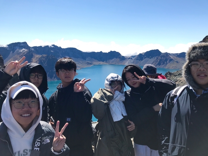 해외이동수업에 참여한 두레자연고등학교 1학년 학생들이 백두산을 방문했다. (사진=두레자연고등학교 제공)
