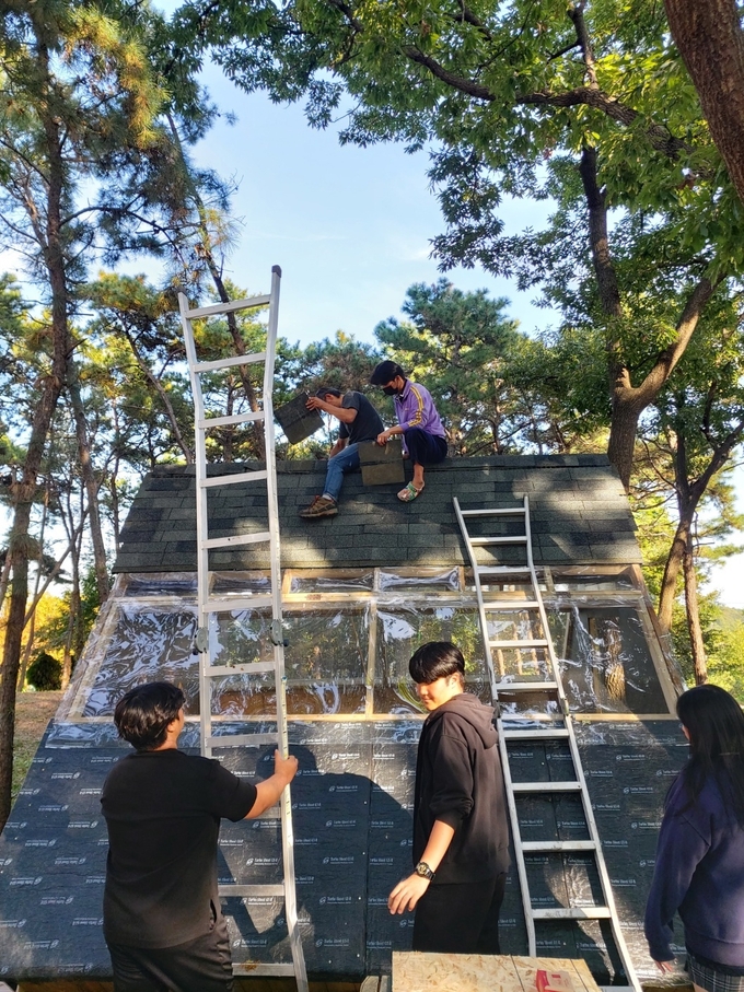 두레자연고등학교 학생들이 사제동행 프로그램에 참여해 트리 하우스를 만들고 있다. (사진=두레자연고등학교 제공)