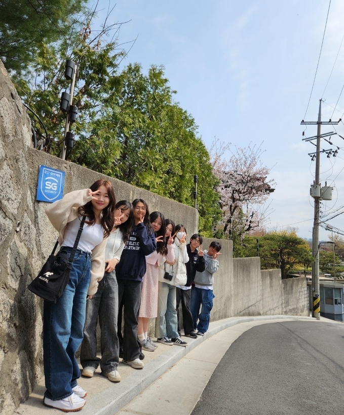 두레자연고등학교 학생들이 특성화수업인 교과기행에 참여하고 있다. (사진=두레자연고등학교 제공)