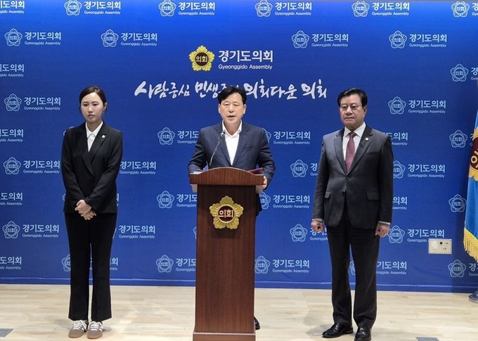 국민의힘 박재순 경기도당 수석대변인, 이상복·조미선 오산시의회 의원이 지난 24일 오후 도의회 브리핑룸에서 기자회견을 열고 오산시장 후보이자 전 오산시의회 의장 A씨의 성범죄 관련 더불어민주당의 사과를 촉구하고 있다. (사진=국민의힘 경기도당 제공)