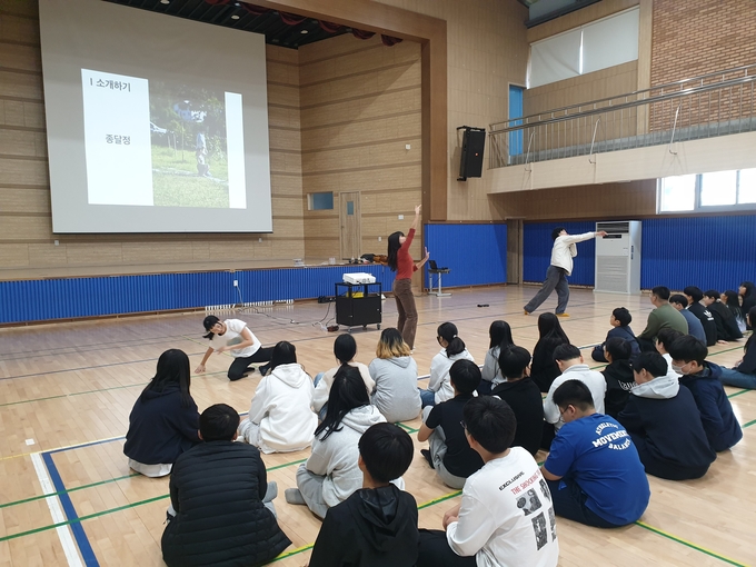 학생들이 작가의 시연을 감상하고 있다. (사진=오산 성호초 제공)