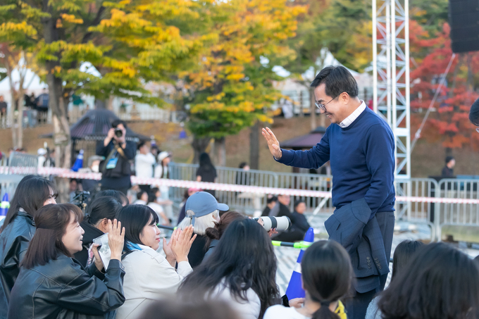지난 26일 의정부 경기평화광장에서 진행된 ‘10월 어느 멋진 날, 도민 피크닉’ 행사에서 김동연 경기도지사와 도민들이 인사를 나누고 있다. (사진=경기도 제공)