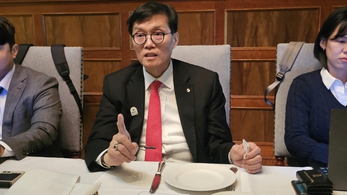 이창용 한국은행 총재가 지난 25일(현지시간) 미국 워싱턴D.C에서 국내 기자단과 간담회를 갖고 있다. (사진=연합뉴스 제공)