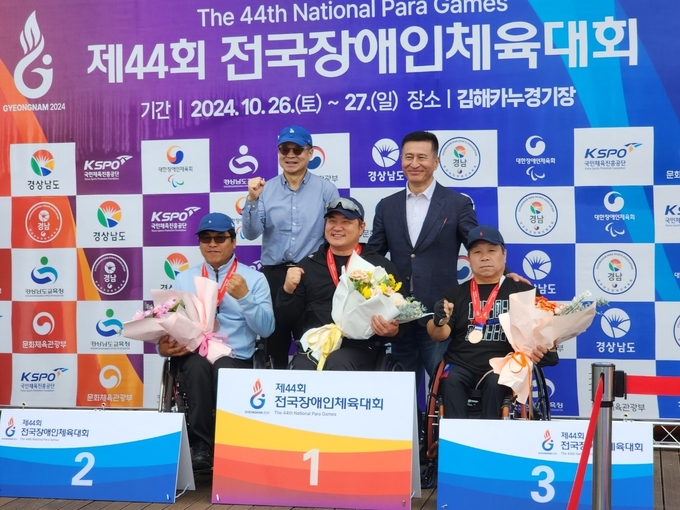 26~27일 김해시 김해카누경기장에서 진행된 제44회 전국장애인체육대회 카누 남자부에서 2관왕을 차지한 온윤호가 시상식에서 금메달을 목에 건 채 기념사진을 찍고 있다. (사진=온윤호 선수 제공)