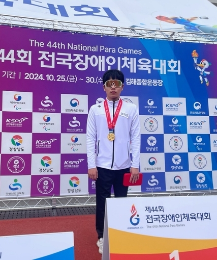 27일 김해시 김해종합운동장에서 진행된 제44회 전국장애인체육대회 육상(트랙) 남자 100m T33,T34(뇌병변·선수부)에서 한국신과 함께 금메달을 딴 김현서가 기념사진을 찍고 있다. (사진=김현서 선수 제공)