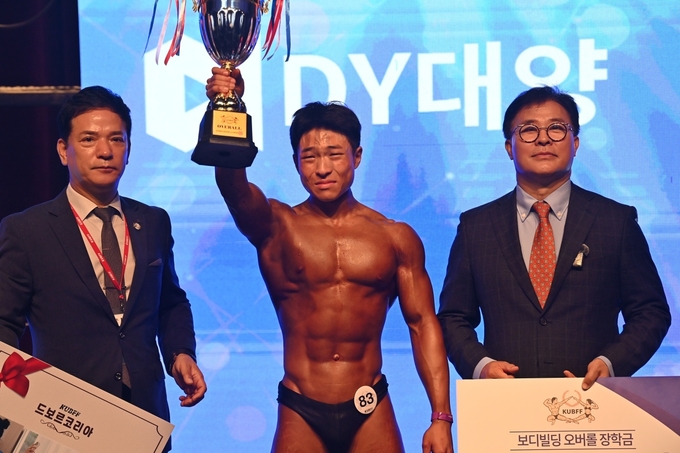 27일 열린 '2024 유니버시티 파이널 챔피언십' 보디빌딩 오버롤을 수상한 임현택 선수가 트로피를 들어올리며 기쁨의 눈물을 흘리고 있다. ( 사진 = 옥지훈 기자 ) 