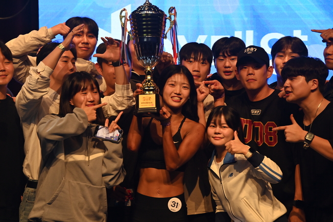 ‘2024 유니버시티 파이널 챔피언십’ 우먼 스포츠모델 오버롤에서 우승한 정지영 선수(인천대·23)가 응원을 온 친구들과 기념촬영을 하고 있다. ( 사진 = 옥지훈 기자 )