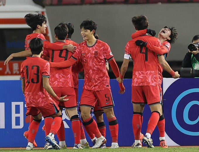 지난 27일 중국 다롄 청소년축구트레이닝센터에서 열린 대회 예선 C조 마지막 경기에서 한국팀 선수들이 본선진출 확정 후 기뻐하고 있다. (사진=아시아축구연맹(AFC) 홈페이지)